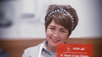 Mempromosikan usaha kuliner kerabatnya, Joy berpose dengan menu andalan yang ditawarkan. Ada crispy chicken gaya Taiwan yang menggugah selera.
