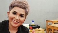Kalau ini momen bahagia Joy saat menikmati Korean BBQ. Harganya murah meriah, namun rasanya enak dan pilihan menunya lengkap.