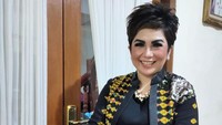 Sesekali ibu satu anak ini meng-endorse produk makanan. Seperti ketika ia mempromosikan keripik singkong buatan ibunya, Roma Singkong. Dijamin enak deh, tulisnya berpromosi.