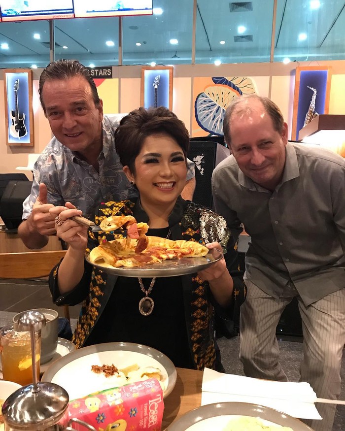 Joy Tobing Tengah Berbahagia, Ini Momennya Cicip Korean BBQ hingga Pizza Joy Tobing Tengah Berbahagia, Ini Momennya Cicip Korean BBQ hingga Pizza