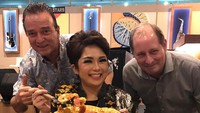 Pose bersama pemilik sebuah restoran pizza, Joy memamerkan senyumnya yang lebar. Ia pun senang bisa bertemu dengan tokoh yang menginspirasi.