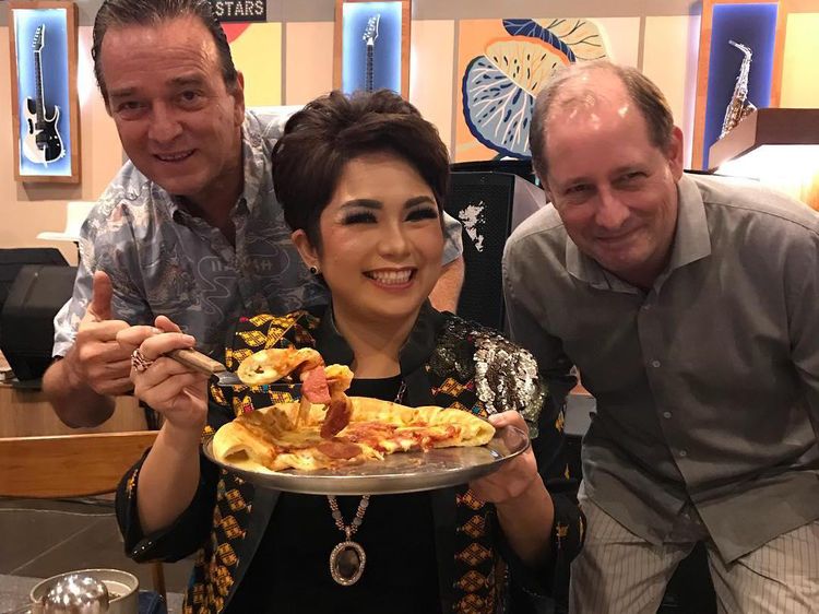 Joy Tobing Resmi Menikah, Ini Momennya Menyantap Korean BBQ hingga Pizza
