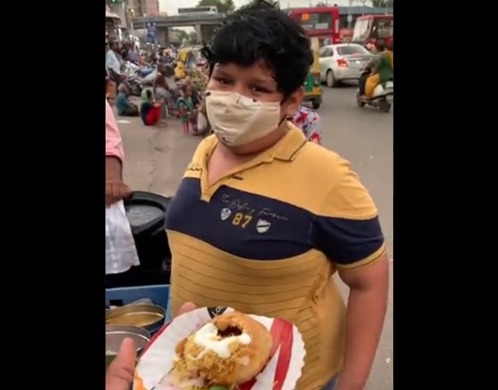 Jualan Makanan di Pinggir Jalan, Bocah Ini Dapat  Bantuan dari Food Blogger