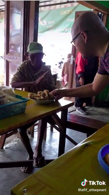 Bawa Uang Rp 2.000 saat Makan Soto, Kakek Ini Ditraktir Makan