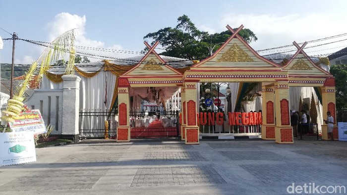 Lingkungan Karaton Sumedang Larang atau Komplek Museum Prabu Geusan Ulun tampak sudah bersiap menyambut kedatangan para Raja dan Permaisuri se-Nusantara.