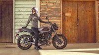 Dalam hal sasis, Kawasaki Z650RS hadir dengan tipe rangka teralis tubular. Tipe rangka tersebut diklaim memberikan respons ringan dan gesit. Dimensinya yang tak terlalu bongsor membuat pengendara dengan mudah memijakkan kakinya ke aspal saat macet. Manuver dengan motor ini juga diakui mudah dikendalikan. Ketinggian kursi untuk Kawasaki Z650RS model Eropa adalah 820 mm, ada opsi aksesori kursi rendah dengan ketinggian hanya 800 mm. Foto: Dok. Kawasaki