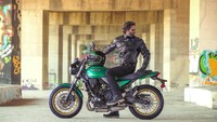 Cover duck tail yang ikonik di belakang jok juga memberi penghormatan kepada motor jadul Kawasaki Z650-B1 yang meluncur pada 1977. Bahkan jok dan pola jahitannya menunjukkan perhatian cermat yang akrab terhadap perhatian detail oleh stylist Kawasaki. Foto: Dok. Kawasaki