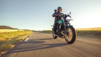 Lampu depan LED bulat bertugas menerangi jalan. Instrument cluster hadir dengan gaya analog ganda dan menyertakan panel tengah digital untuk informasi pengendara. Penggunaan velg tipe multi-spoke emas membuat tampilannya jadi lebih manis. Foto: Dok. Kawasaki