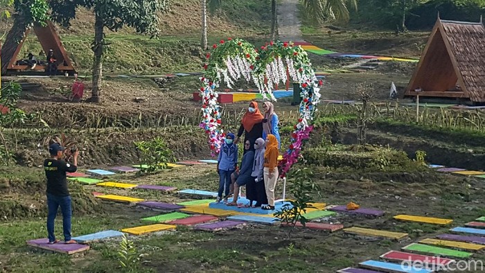 Kawasan Wisata Instagramable Ini Ada di Kompleks Kantor Gubernur Sulbar Kompleks kantor Gubernur Sulawesi Barat memiliki kawasan wisata yang instagramable. Namanya Malaqbi Green Park. Penasaran? Lihat yuk.