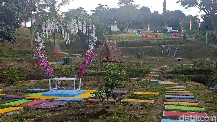 Kawasan Wisata Instagramable Ini Ada di Kompleks Kantor Gubernur Sulbar Kompleks kantor Gubernur Sulawesi Barat memiliki kawasan wisata yang instagramable. Namanya Malaqbi Green Park. Penasaran? Lihat yuk.