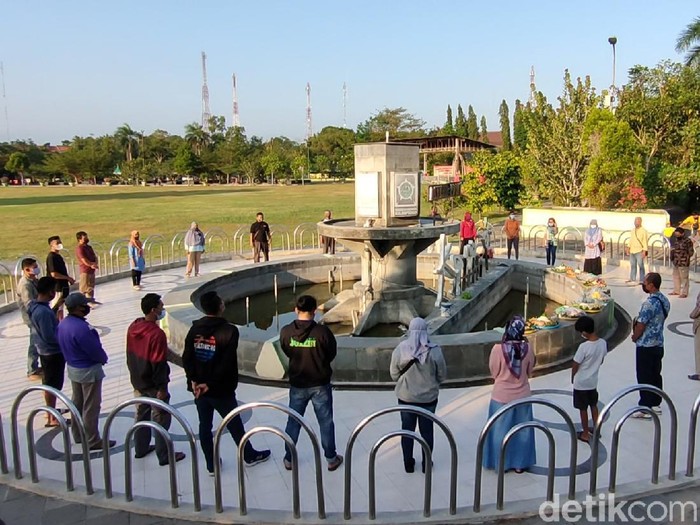 Kegiatan tumpengan dan kondisi Alun-alun Wates, Kulon Progo, DIY, setelah dibuka kembali pada Selasa (28/9/2021)