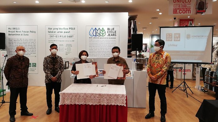 Kementerian Koperasi dan UKM menandatangani nota kesepahaman (MoU) dengan Uniqlo Indonesia dalam pengembangan UKM lokal melalui program Neighborhood.