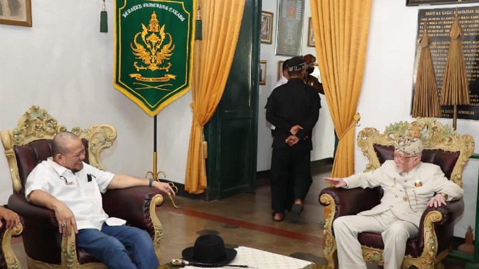 Ia bertemu dengan Raja Karaton Sumedang Larang, Paduka Yang Mulia Sri Radya HRI Lukman Soemadisoeria dan Putra Mahkota Radya Anom RDA Rd Luky Djohari Soemawilaga.