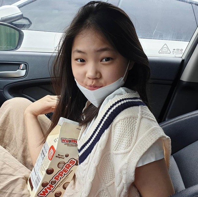 Kim Min Seo telah membintangi sejumlah film dan drama Korea antara lain Sunny, Maggie, Dalsoon’s Spring, New Year Blues, dan Save Me 2. Saat ini, dirinya bernaung dalam agensi Actor Madang seperti deretan artis cilik lainnya. Foto: dok. Instagram actress_minseo