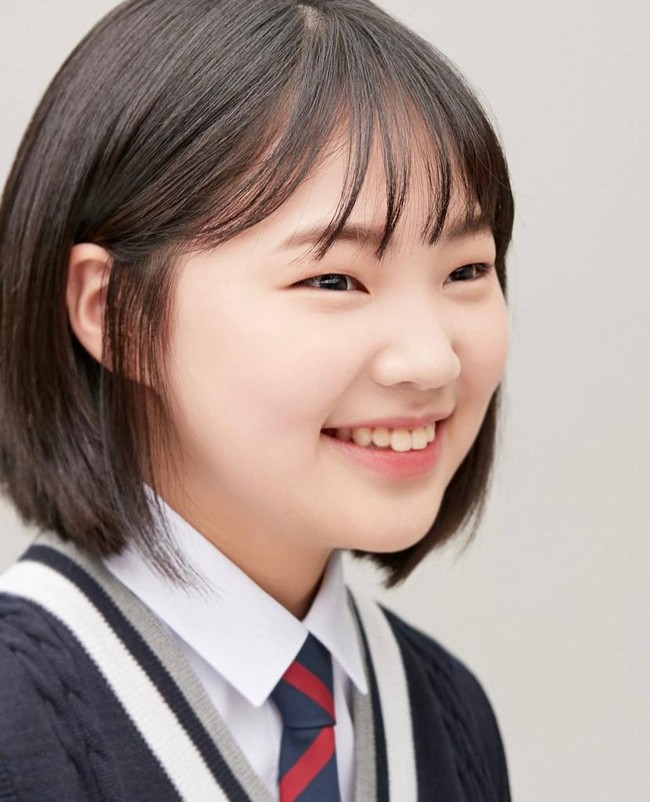 Bintang Hometown Cha Cha Cha ini telah mengikuti kelas akting sejak berumur 8 tahun. Ia pun mendapat tawaran membintangi film pendek Seul-eh from Wonderland saat berumur 9 tahun. Foto: dok. Instagram actress_minseo