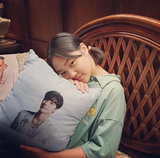 Dalam Hometown Cha Cha Cha, Kim Min Seo dikisahkan sebagai penggemar berat Jun, personel boy grup fiksi DOS. Nyatanya, pengisi kanal YouTube ODG ini adalah penggemar berat solois IU. Foto: dok. Instagram actress_minseo