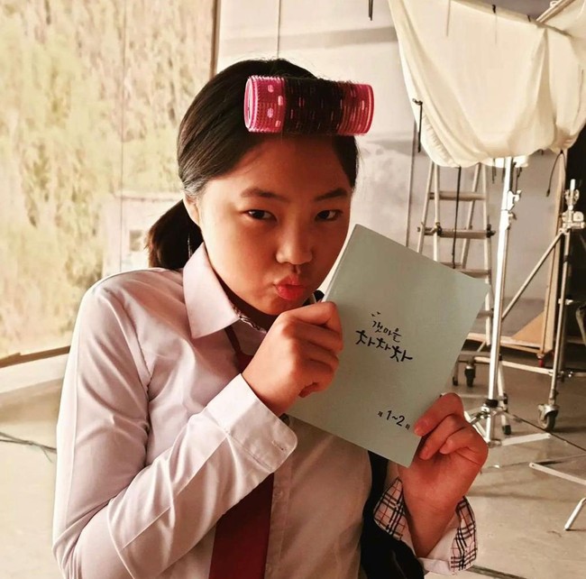 Kim Min Seo mencuri atensi setelah membintangi drama Korea Hometown Cha Cha Cha. Aktris cilik berumur 12 tahun itu berperan sebagai Oh Ju Ri, putri dari penyanyi sekaligus pemilik cafe di desa Gongjin. Foto: dok. Instagram actress_minseo