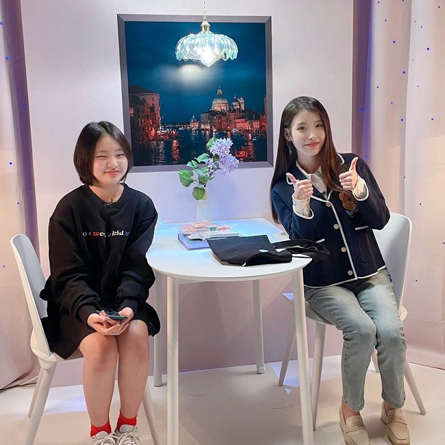 Saat IU comeback dengan lagu ‘Lilac’, tim produksi ODG mempertemukannya dengan sang aktris cilik. Ia tidak tahu idolanya akan menjadi bintang tamu dan diminta bersikap tenang. Kim Min Seo yang tak dapat menahan diri akhirnya menangis. Foto: dok. YouTube ODG