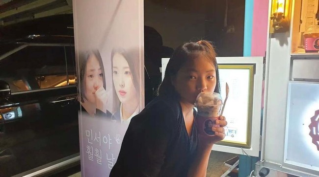 Kim Min Seo dan idolanya IU kini memiliki hubungan dekat. Sang solois mengirimkan coffee truck ke lokasi syuting drama Korea Hometown Cha Cha Cha sebagai bentuk dukungan. Foto: dok. Instagram actress_minseo