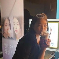 Kim Min Seo dan idolanya IU kini memiliki hubungan dekat. Sang solois mengirimkan coffee truck ke lokasi syuting drama Korea Hometown Cha Cha Cha sebagai bentuk dukungan. Foto: dok. Instagram actress_minseo