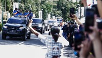 Sejumlah warga menyambut atlet dan mantan atlet asal Papua saat membawa api obor Kirab Api PON XX Papua di Alun-alun Kuala Kencana, Kabupaten Mimika, Papua, Selasa (28/9/2021).