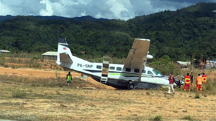 Kondisi Pesawat Pengangkut BBM yang Kecelakaan di Kalimantan Utara Pesawat Karavan Cargo bermuatan BBM Solar mengalami kecelakaan di Bandara Yuvai Semaring, Long Bawan. Diketahui kecelakaan terjadi pada Senin (27/9) kemarin.