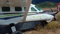 Pesawat Karavan Cargo membawa kargo umum dan BBM HSD PLN sebanyak 6x200 liter atau sebanyak 1.200 liter dari Bandara Juwata Tarakan ke Bandara Yuvai Semaring, Long Bawan, Krayan. Foto: Istimewa.