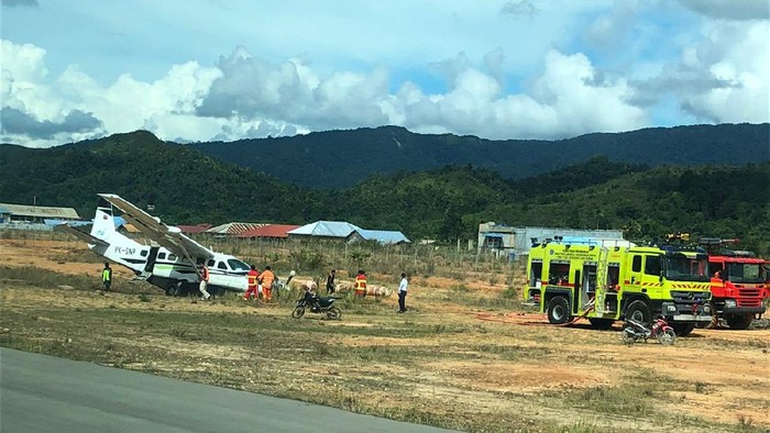 Pesawat Karavan Cargo bermuatan BBM Solar mengalami kecelakaan di Bandara Yuvai Semaring, Long Bawan. Diketahui kecelakaan terjadi pada Senin (27/9) kemarin.