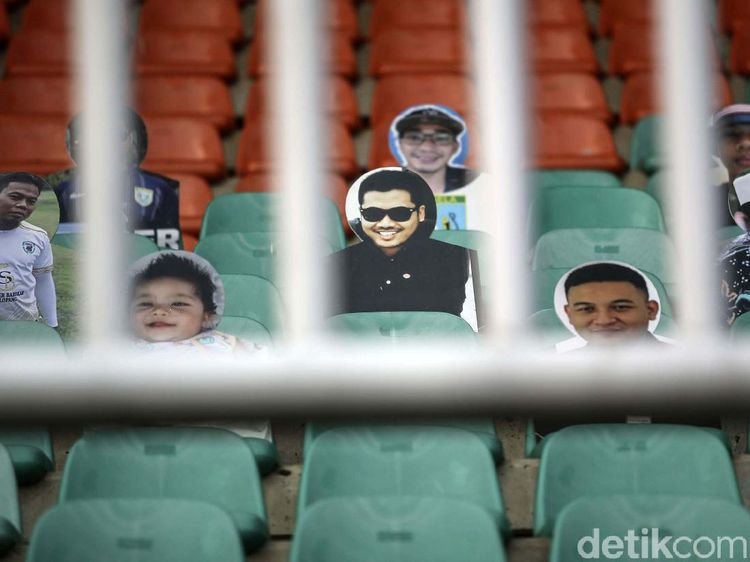 Kreatif! Persela Bawa Suporter Kardus ke Stadion