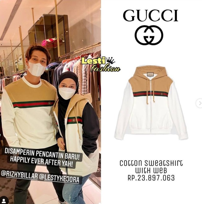 Walaupun penampilannya yang satu ini terlihat simple namun siapa sangka jika harganya mencapai puluhan juta. Diketahui bahwa jaket berwarna coklat dan putih yang dikenakan oleh Lesti itu berasal dari merek Gucci. Cotton Sweatshirt With Web itu dibanderol dengan harga sekitar Rp 23 juta. Foto: Instagram/@lesti.fashion