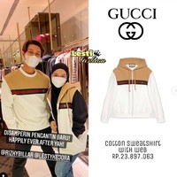 Walaupun penampilannya yang satu ini terlihat simple namun siapa sangka jika harganya mencapai puluhan juta. Diketahui bahwa jaket berwarna coklat dan putih yang dikenakan oleh Lesti itu berasal dari merek Gucci. Cotton Sweatshirt With Web itu dibanderol dengan harga sekitar Rp 23 juta. Foto: Instagram/@lesti.fashion