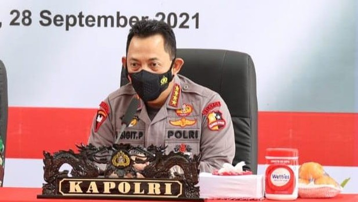 Kapolri Jenderal Listyo Sigit Prabowo saat memimpin pengarahan kepada Satgas Operasi Madago Raya bersama dengan Panglima TNI Marsekal Hadi Tjahjanto, di Bandara Kasiguncu, Poso, Sulawesi Tengah, Selasa (28/9/2021).