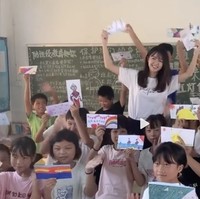 Tapi baru-baru ini nama baiknya tercoret setelah seorang pria bernama Xu melaporkannya ke Biro Urusan Sipil bahwa perusahaan Gina mengumpulkan donasi dari publik tapi tidak berlisensi. Sejak saat itu, banyak orang menuduhnya menggunakan anak-anak untuk menguntungkan diri sendiri. Foto: Dok. Weibo