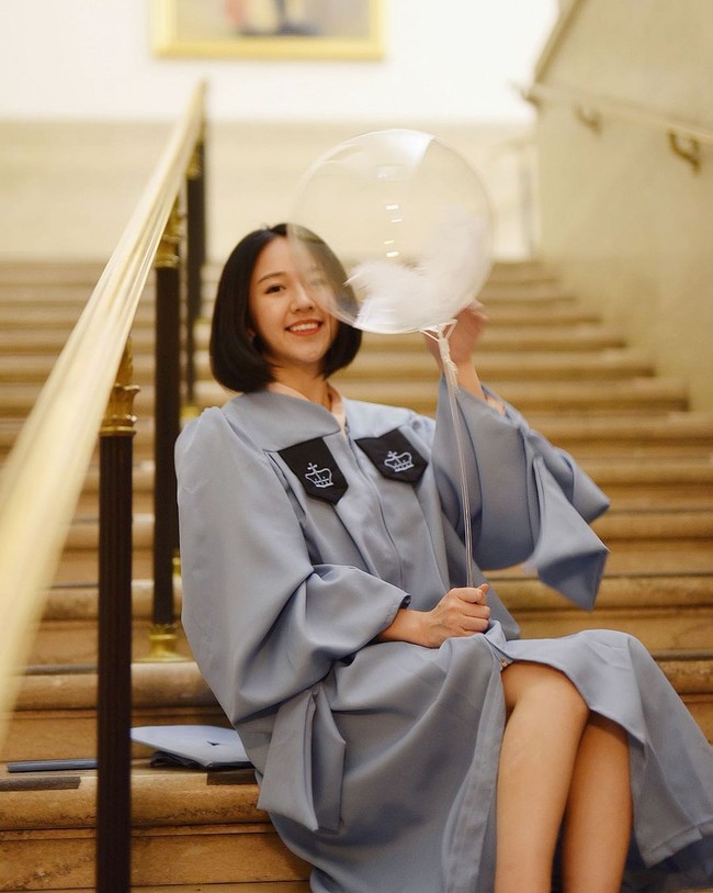 Mengubah dunia tidaklah mudah. Bagiku, itu adalah komitmen. Selama 10 tahun belakangan, aku telah membantu 1.500 orang, mengumpulkan donasi senilai 1,93 juta yuan (Rp 426 jutaan) dan mengorganisasi 112.055 kelas untuk anak-anak. Foto: Instagram @gina7_