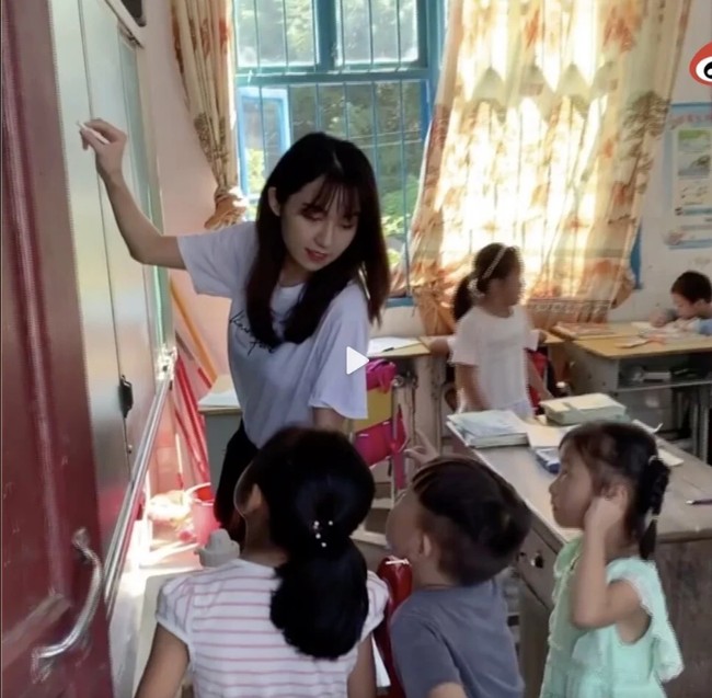 Gina adalah wanita berlatar belakang kaya dan berpendidikan tinggi. Ia pernah sekolah di luar negeri dan lulus dari Universitas Colombia jurusan organisasi amal. Foto: Dok. Weibo