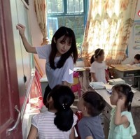 Gina adalah wanita berlatar belakang kaya dan berpendidikan tinggi. Ia pernah sekolah di luar negeri dan lulus dari Universitas Colombia jurusan organisasi amal. Foto: Dok. Weibo