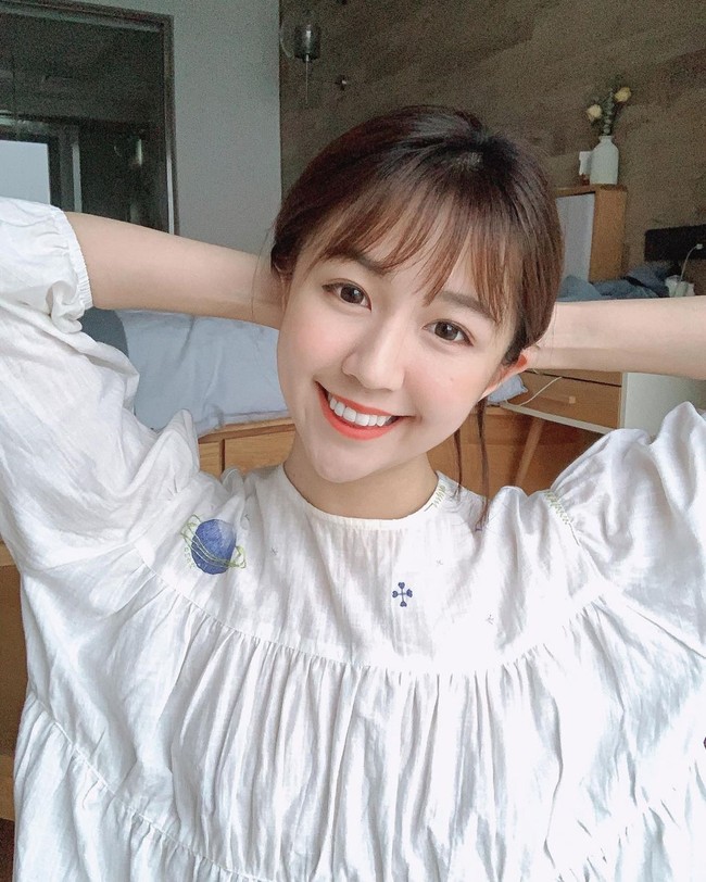 Gina giat dalam menunjukkan kepeduliannya terhadap pendidikan anak. Di usia muda, ia bahkan sudah membangun sebuah lembaga swadaya masyarakat untuk mengirim guru-guru ke wilayah terpencil di China. Foto: Instagram @gina7_