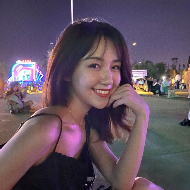 Wanita bernama Gina atau Long Jingjing asal China jadi viral dan disebut sebagai guru desa tercantik karena pesonanya dan pekerjaan amalnya. Ia dikenal sering mengajar sukarela dan mengumpulkan donasi untuk anak-anak di desa. Foto: Instagram @gina7_