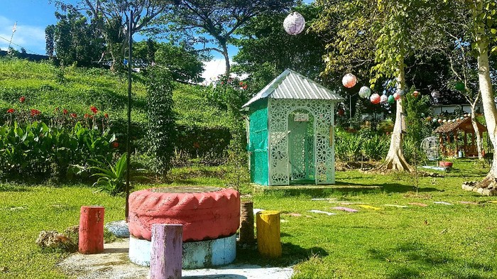 Kompleks kantor Gubernur Sulawesi Barat, memiliki kawasan wisata yang instagramable bernama Malaqbi Green Park.