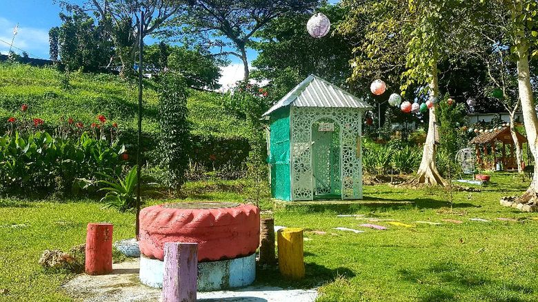 Malaqbi Green Park Kompleks kantor Gubernur Sulawesi Barat, memiliki kawasan wisata yang instagramable bernama Malaqbi Green Park.