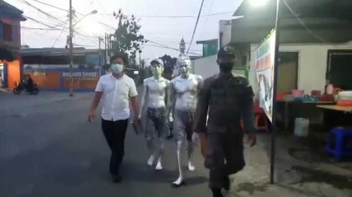 Petugas Satpol PP mengamankan belasan manusia silver di Tangsel. Dua di antaranya masih balita.