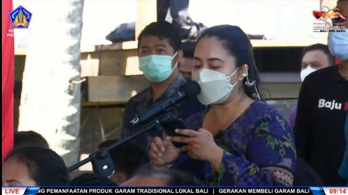 MC wanita tampil di acara Gubernur Bali Wayan Koster. (tangkapan layar siaran Youtube Pemprov Bali)