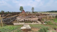 Candi Tribhuwana Tunggadewi menghadap ke barat. Arkeolog BPCB Jatim Pahadi menyebutkan, pintu masuk candi berada di sebelah barat. Ekskavasi tahap empat saat ini pihaknya menargetkan menggali bagian tangga candi yang berpotensi masih terkubur. Penggalian juga difokuskan di sisi barat candi untuk menemukan halaman dan pagar candi. Sehingga seluruh komponen candi bisa dinampakkan.