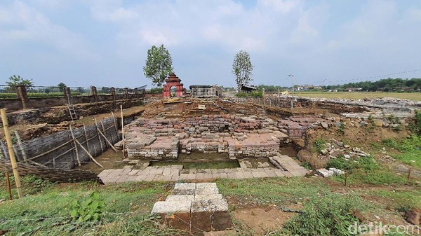 Candi Tribhuwana Tunggadewi menghadap ke barat. Arkeolog BPCB Jatim Pahadi menyebutkan, pintu masuk candi berada di sebelah barat. Ekskavasi tahap empat saat ini pihaknya menargetkan menggali bagian tangga candi yang berpotensi masih terkubur. Penggalian juga difokuskan di sisi barat candi untuk menemukan halaman dan pagar candi. Sehingga seluruh komponen candi bisa dinampakkan. Candi Tribhuwana Tunggadewi menghadap ke barat. Arkeolog BPCB Jatim Pahadi menyebutkan, pintu masuk candi berada di sebelah barat. Ekskavasi tahap empat saat ini pihaknya menargetkan menggali bagian tangga candi yang berpotensi masih terkubur. Penggalian juga difokuskan di sisi barat candi untuk menemukan halaman dan pagar candi. Sehingga seluruh komponen candi bisa dinampakkan.