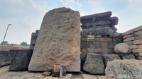 Sebuah arca besar berbahan batu andesit juga ditemukan di Situs Bhre Kahuripan. Arca ini tingginya lebih dari 2 meter, lebarnya 1,8 meter, tebalnya 25-30 cm. Sosok Arca ini masih menjadi misteri karena bagian mukanya rusak bekas dipahat. Arkeolog BPCB Jatim Pahadi menduga arca ini berbentuk Harihara, gabungan Dewa Siwa dan Dewa Wisnu. Hipotesis tersebut berdasarkan sisa-sisa pecahan arca yang ditemukan selama ekskavasi.