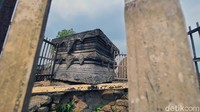 Batu Yoni terletak di bagian atas Candi Tribhuwana Tunggadewi. Batu sarat ukiran ini mempunyai dimensi 191x184x121 cm.