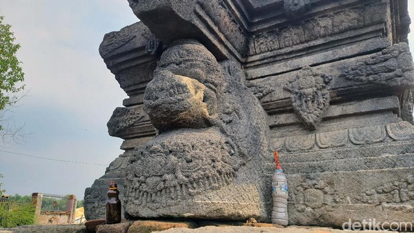 Warga setempat menyebutnya dengan situs Watu Ombo atau Petilasan Tribhuwana Tunggadewi. Karena sejak dibangun masyarakat tahun 1960an, hanya batu yoni ini yang nampak. Setelah diekskavasi dalam tiga tahap, ternyata terdapat struktur candi di bawahnya. Warga setempat menyebutnya dengan situs Watu Ombo atau Petilasan Tribhuwana Tunggadewi. Karena sejak dibangun masyarakat tahun 1960an, hanya batu yoni ini yang nampak. Setelah diekskavasi dalam tiga tahap, ternyata terdapat struktur candi di bawahnya.