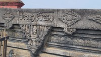 Ukiran angka tahun menggunakan Aksara Jawa Kuno pada permukaan sisi barat batu yoni. Yaitu tertulis angka 1294 saka atau 1372 masehi. Angka tahun ini menjadi dasar para arkeolog membuat hipotesis Candi Tribhuwana Tunggadewi dibangun pada masa pemerintahan Raja Hayam Wuruk tahun 1350-1389 masehi. Hayam Wuruk membangun candi untuk tempat pemujaan terhadap ibunya, Ratu Tribhuwana Tunggadewi. Tribhuwana tercatat sebagai raja perempuan (ratu) pertama dalam sejarah Majapahit. Ia merupakan raja ketiga yang memerintah tahun 1328-1350 masehi, putri pasangan Raden Wijaya dan Gayatri.