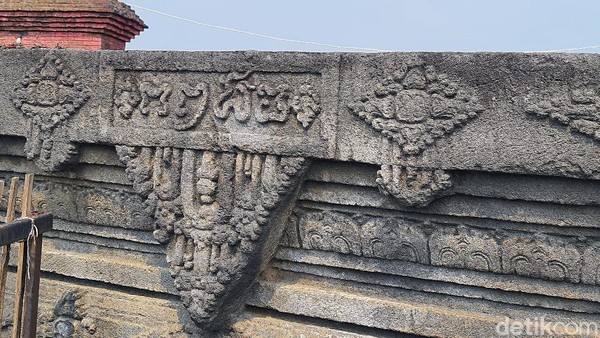 Ukiran angka tahun menggunakan Aksara Jawa Kuno pada permukaan sisi barat batu yoni. Yaitu tertulis angka 1294 saka atau 1372 masehi. Angka tahun ini menjadi dasar para arkeolog membuat hipotesis Candi Tribhuwana Tunggadewi dibangun pada masa pemerintahan Raja Hayam Wuruk tahun 1350-1389 masehi. Hayam Wuruk membangun candi untuk tempat pemujaan terhadap ibunya, Ratu Tribhuwana Tunggadewi. Tribhuwana tercatat sebagai raja perempuan (ratu) pertama dalam sejarah Majapahit. Ia merupakan raja ketiga yang memerintah tahun 1328-1350 masehi, putri pasangan Raden Wijaya dan Gayatri. Ukiran angka tahun menggunakan Aksara Jawa Kuno pada permukaan sisi barat batu yoni. Yaitu tertulis angka 1294 saka atau 1372 masehi. Angka tahun ini menjadi dasar para arkeolog membuat hipotesis Candi Tribhuwana Tunggadewi dibangun pada masa pemerintahan Raja Hayam Wuruk tahun 1350-1389 masehi. Hayam Wuruk membangun candi untuk tempat pemujaan terhadap ibunya, Ratu Tribhuwana Tunggadewi. Tribhuwana tercatat sebagai raja perempuan (ratu) pertama dalam sejarah Majapahit. Ia merupakan raja ketiga yang memerintah tahun 1328-1350 masehi, putri pasangan Raden Wijaya dan Gayatri.