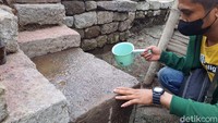 Tim Ekskavasi dari BPCB Jatim juga menemukan 7 dari 8 batu astadikpalaka. Batu berelief ini terdapat pada kaki Candi Tribhuwana Tunggadewi dan dipasang sesuai 8 arah mata angin. Masing-masing batu berukir lambang 8 dewa penjaga arah mata angin sesuai kepercayaan dalam Agama Hindu. Temuan batu astadikpalaka membuktikan Situs Bhre Kahuripan merupakan bangunan suci pada zaman Majapahit. Hanya saja batu kedelapan yang diduga di kaki candi sisi barat sampai saat ini belum ditemukan.